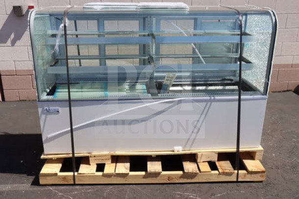 Avantco BC-72-HC 72" refrigerated bakery display case with curved glass, new condition, side glass shattered, 115V, 7.4A.