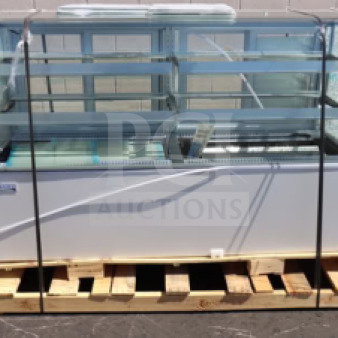 Avantco BC-72-HC 72" refrigerated bakery display case with curved glass, new condition, side glass shattered, 115V, 7.4A.
