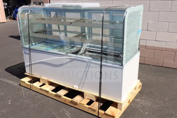 Avantco BC-72-HC refrigerated bakery display case, 72", curved glass, white, 115V, 7.4A, side glass shattered.