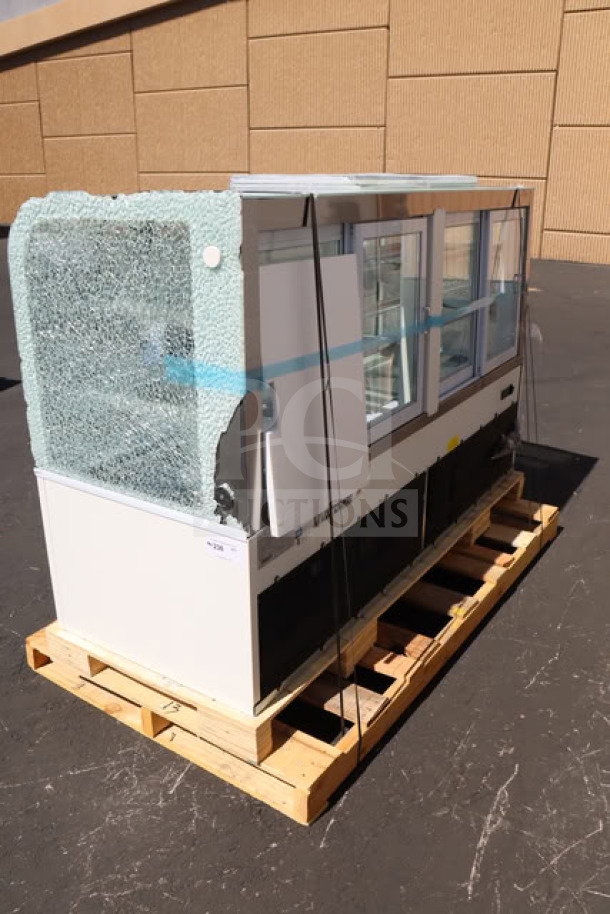 Avantco BC-72-HC 72" curved glass white refrigerated bakery display case, 115V, 7.4A, serial #1829901300013, side glass shattered.