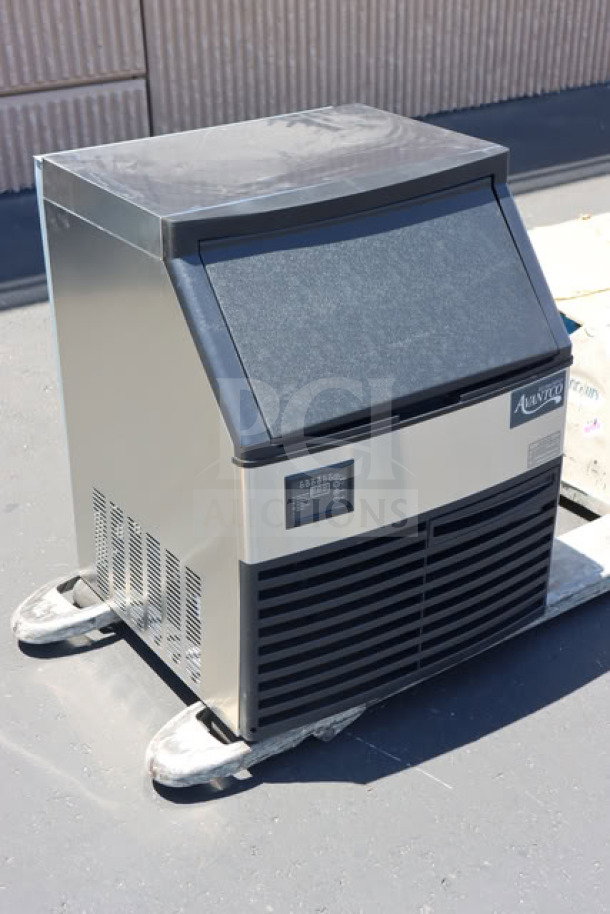 Avantco Ice UC-H-160-A 26" air-cooled undercounter ice machine, 160 lb capacity, brand new with cosmetic damage.