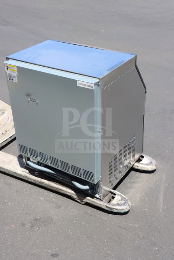 Avantco Ice UC-H-160-A undercounter ice machine, 160 lb. capacity, air-cooled, 115V. Some cosmetic damage visible.