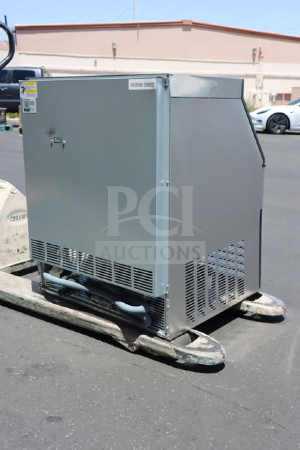 Avantco Ice UC-H-160-A 26" undercounter ice machine with cosmetic damage, air-cooled, 160 lb capacity, 115V, 5.1A.