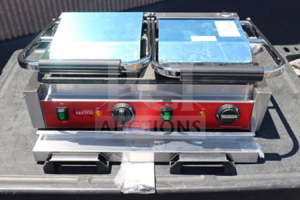 Avantco PG400GS commercial panini grill, dual plates, grooved top, smooth bottom, 19 5/8" x 9 1/8", new condition.