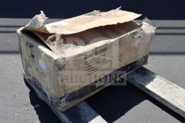 Avantco CAG-15-TG 15" countertop gas griddle, 35,000 BTU, brand new, packaging damaged.
