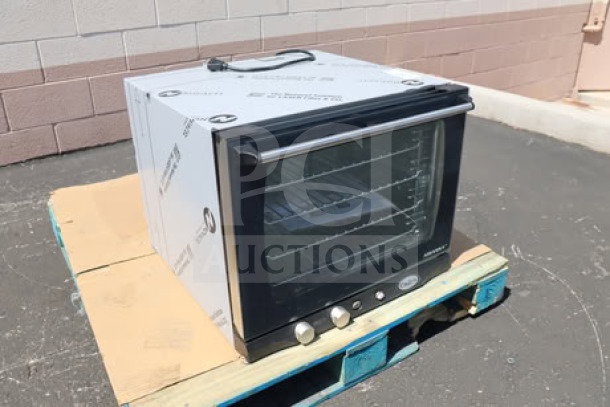 Cadco Arianna XAF-133 4-shelf convection oven, manual, new out of box, half-size, 208-240V, on pallet.