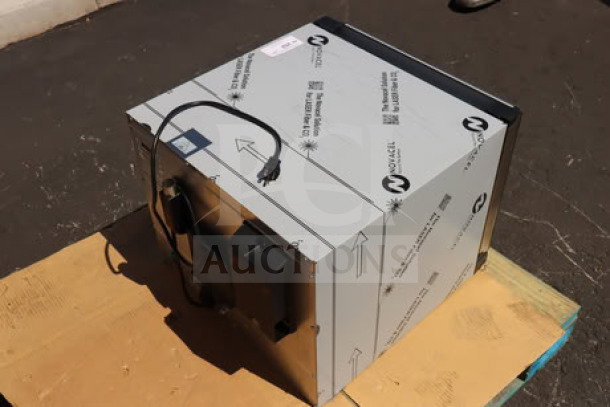 Brand new Cadco Arianna XAF-133-US 4-shelf convection oven, unboxed. Heavy-duty, manual, 208-240V. Serial: 202510095996.