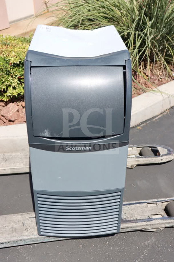 Scotsman UF1415AX-1A 15" air-cooled undercounter flake ice machine, brand new scratch-n-dent condition, 115V, 36 lb. bin.
