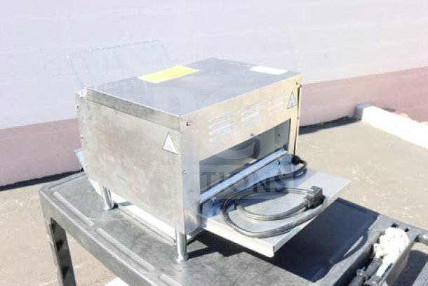 Avantco T3600B commercial conveyor toaster, 14.5" wide, 3" opening, 208V, 3600W, slight dent, bent prong on cord.