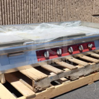 Avantco EG60E 60" electric countertop griddle, 240V, 17,500W, new condition, missing middle leg, serial EG80E25110004.