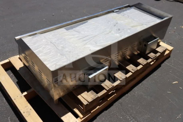Brand new Avantco EG60E 60" electric countertop griddle, 240V, 17,500W, on pallet. Missing middle leg, serial EG80E25110004.