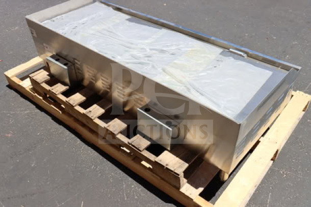 Brand new Avantco EG60E 60" electric countertop griddle, 240V, 17,500W, on pallet. Missing middle leg. Serial: EG80E25110004.