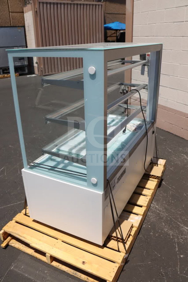 Brand new Avantco BCFD-60 bakery display case with LED lighting; several glass panels broken, 115V, 0.24 Amp, 1 Phase.