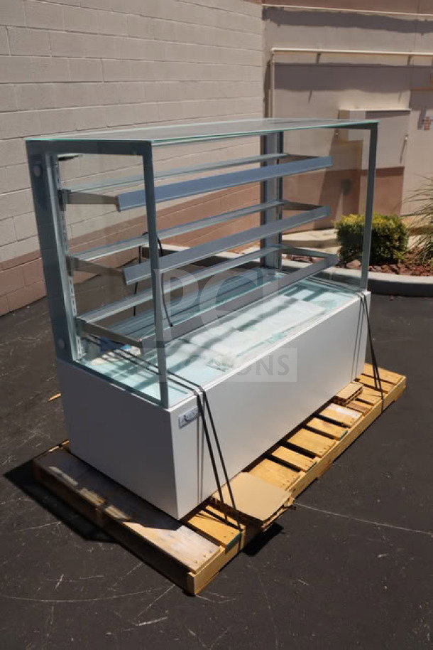 Brand new Avantco BCFD-60 white bakery display case with LED lighting. Several glass pieces broken. 59 1/8" wide, 115V.