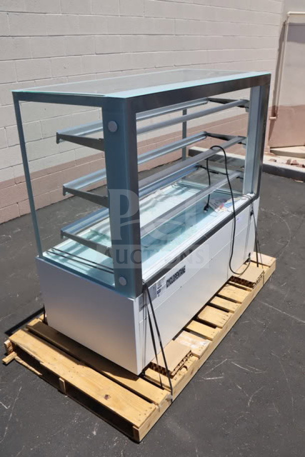 Avantco BCFD-60 dry bakery display case, 59 1/8", white, LED lighting, new scratch-n-dent, broken glass panels.