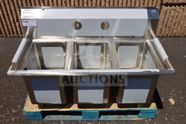 Regency 600S31014 commercial sink, 39", 3 compartments, 10"x12"x14" each, brand new scratch-n-dent condition.
