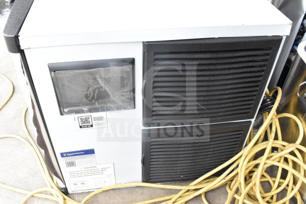 Brand new, scratch and dent Avantco 194MCH430A commercial modular half cube ice machine. Capacity: 400 lb, 115 volts, 1 phase.