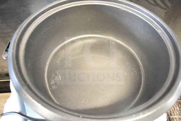 Avantco 177RCB60 60 Cup Electric Rice Cooker with removable lid, visible interior, used condition, 120 Volts, 1 Phase.