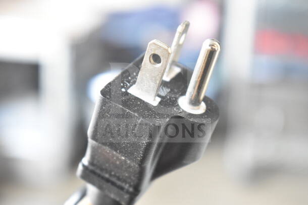 Close-up of power plug for Avantco 177QS1800SS stainless steel tortilla steamer, 120V, 1 Phase, scratch and dent condition.