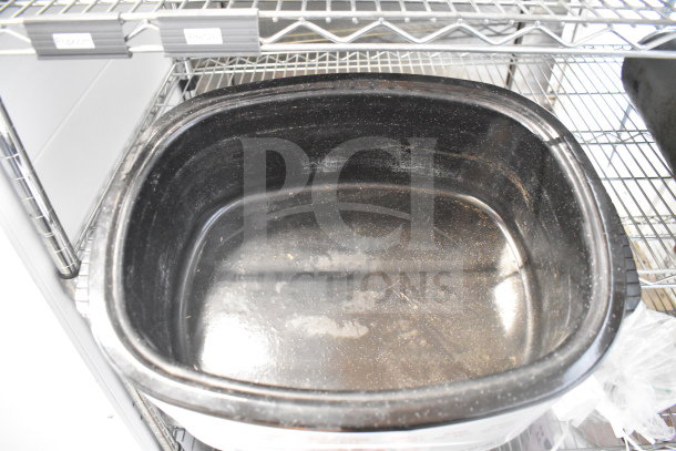 Welbilt RS10M 10 Quart Roaster Oven, black interior, used condition. 120 Volts, 1 Phase. Model RS10M.