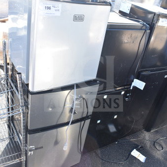 Four mini coolers, brands include Black & Decker and Vissani. 120 volts, 1 phase, mixed colors. Auction lot, good condition.