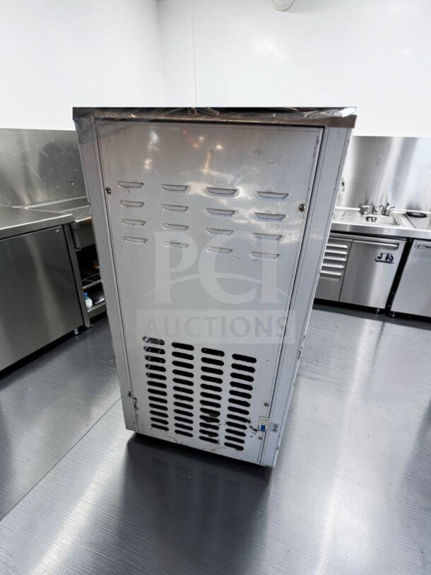Like-new VEVOR ZM-A168 commercial soft serve machine, 2+1 flavor, 5 Gal/H, 110V, 1200W, fully operational.