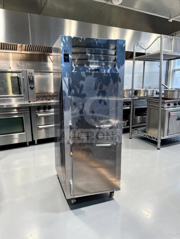 Traulsen RHT132WUT-HHS Specification Line reach-in refrigerator, 24.2 cu. ft., stainless steel, half door, fully operational.
