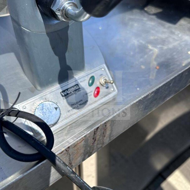 Waring WW180X Belgian waffle maker, single grid, 220V, heavy-duty, prime condition, features visible labels and controls.