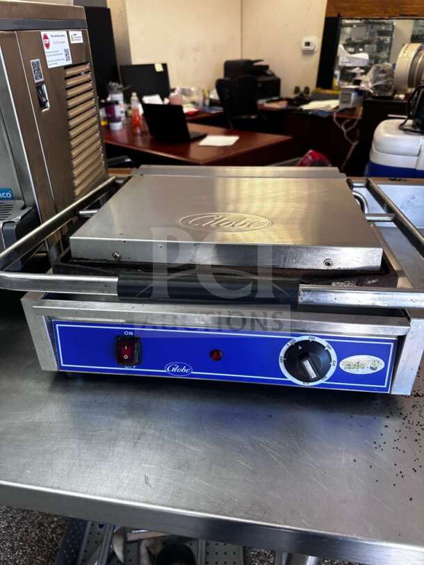 Globe GSG1410 Panini Grill, superior condition, smooth iron plates, 14"x10" surface, 120V, Globe logo, fully operational.