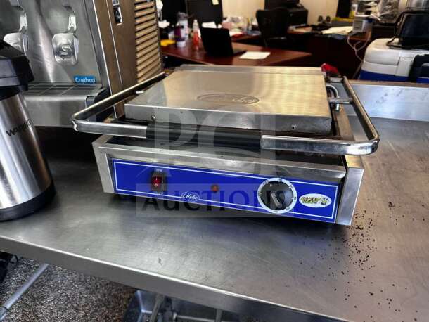 Globe GSG1410 Panini Grill with smooth iron plates, 14"x10" surface, operational, superior condition, 120V.