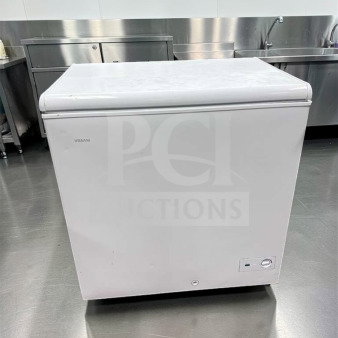 Vissani DCM7QRBWW commercial chest freezer, 7 cu. ft., excellent condition, 115V, UL listed, fully tested, white finish.