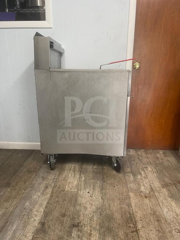 CITY COOKING 4-tube deep fryer, model CCF-4 NAT Gv, 120000 BTU, stainless steel, on wheels, side view.