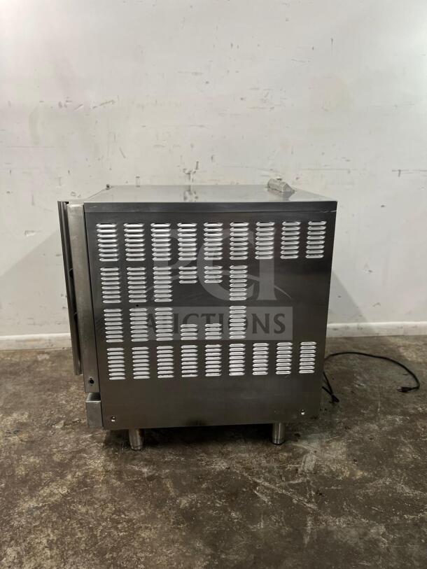 MOFFAT Turbofan gas convection oven, single-deck, 33,000 BTU. Commercial-grade, metal finish, excellent condition.