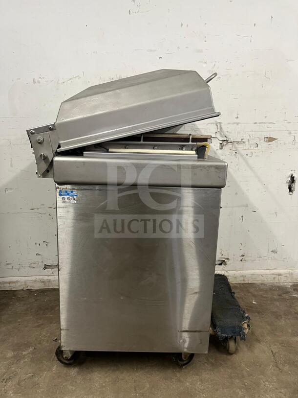 Berkel steel vacuum packaging machine, model "vacuum machine," in very good condition, on wheels, with visible wear marks.