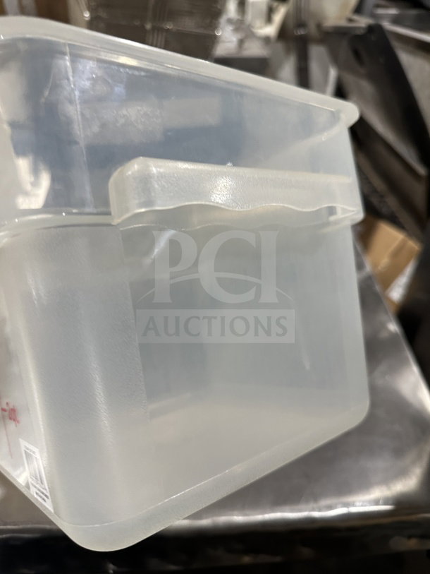 Clear 8 Qt square polypropylene food storage container, excellent condition, with durable handles for commercial use.