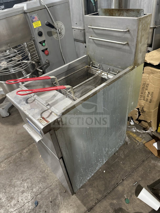 Standard Range SRF4LR stainless steel gas deep fryer with backsplash, fryer basket, on legs. Model: SR-F4-LR SN: 210408018.