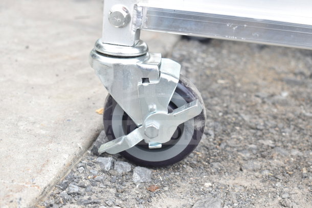 BRAND NEW SCRATCH AND DENT! Metal pan transport rack, featuring durable commercial casters. Suitable for kitchen use.