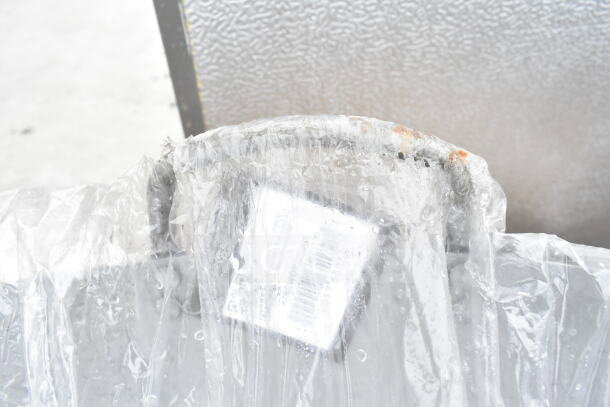Clear plastic covering on the edge of a carbon steel Cantonese wok, tagged with barcode. Condition: new, possible scratch/dent.