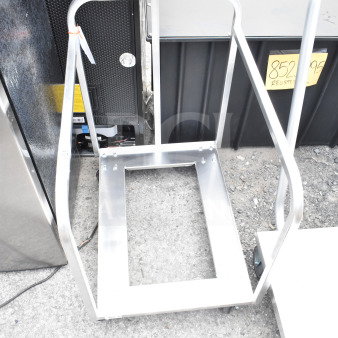 BRAND NEW Scratch and Dent Regency 600BPTWD Aluminum Bun Pan Truck, fully welded, durable design.