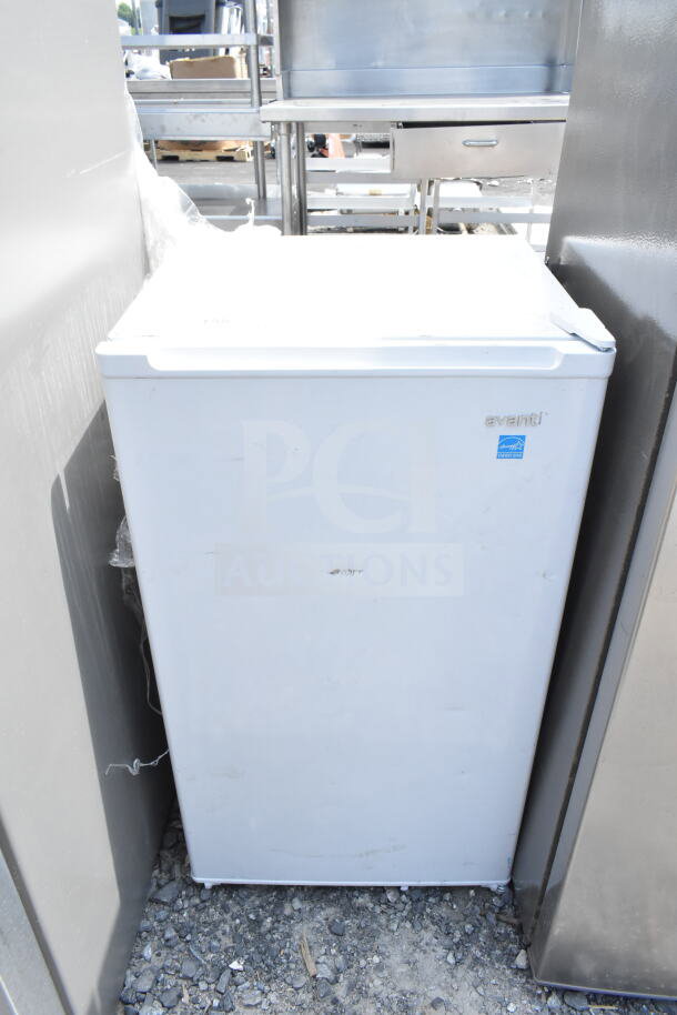 Avanti mini cooler, white, visible scratches, 115 volts, 1 phase, includes label. Auction lot with Frigidaire freezer.