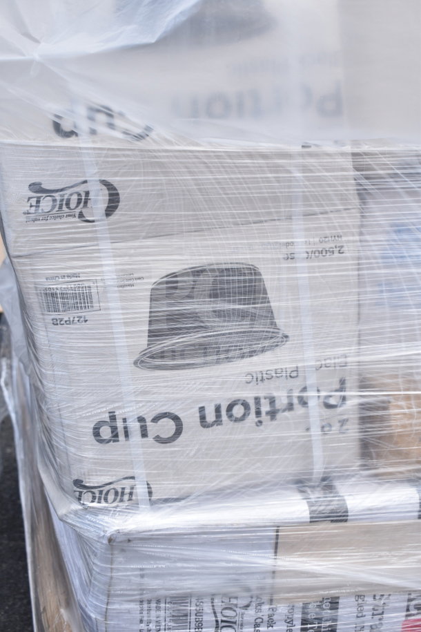 Pallet of 30 brand new, scratch and dent items, including portion cups and produce baskets. Sealed in original packaging.