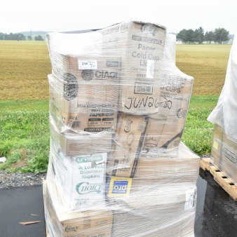 Pallet of 25 new scratch and dent items including hot cups, food trays, cold cups. Boxes labeled with brand names.