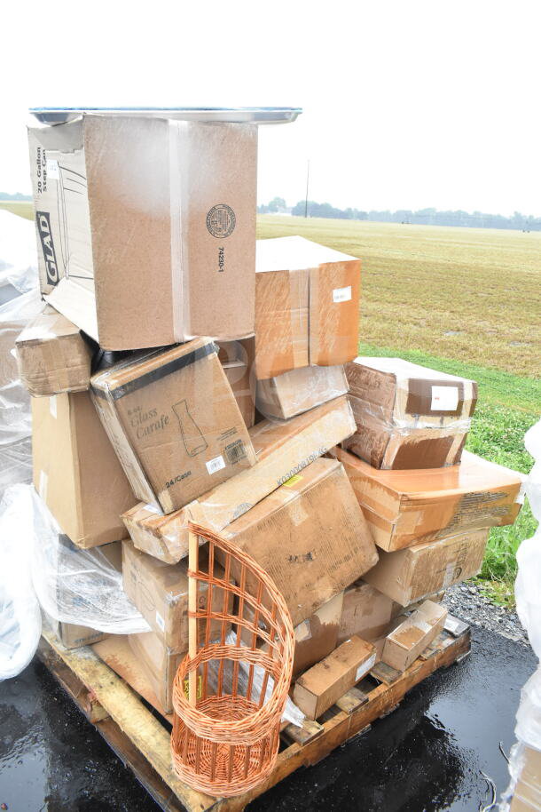 Pallet with 22 boxes, including Glad trash cans and glass carafe, scratch and dent condition. Various unopened items.