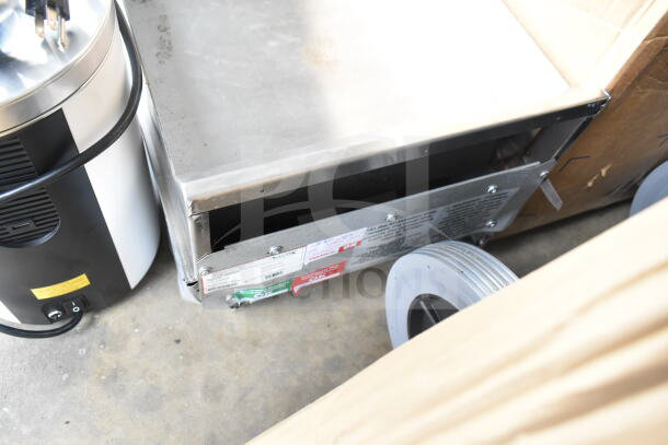 Brand new Avantco Chef Series CAG-15-TG 15" countertop natural gas griddle, 35,000 BTU, with thermostatic controls, minor scratches.