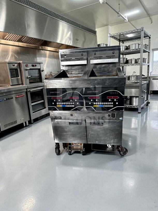 Henny Penny EEG242.0_NAT Evolution Elite® fryer, 2-well, 60 lb capacity, ENERGY STAR®, excellent condition, fully tested.