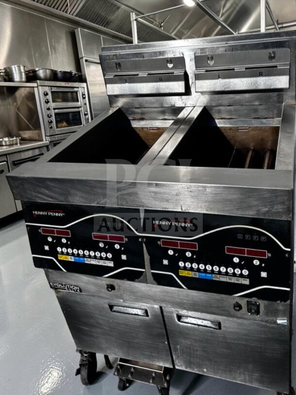 Henny Penny EEG242.0_NAT Evolution Elite 2-well gas fryer, 60 lb capacity, ENERGY STAR rated, excellent condition.