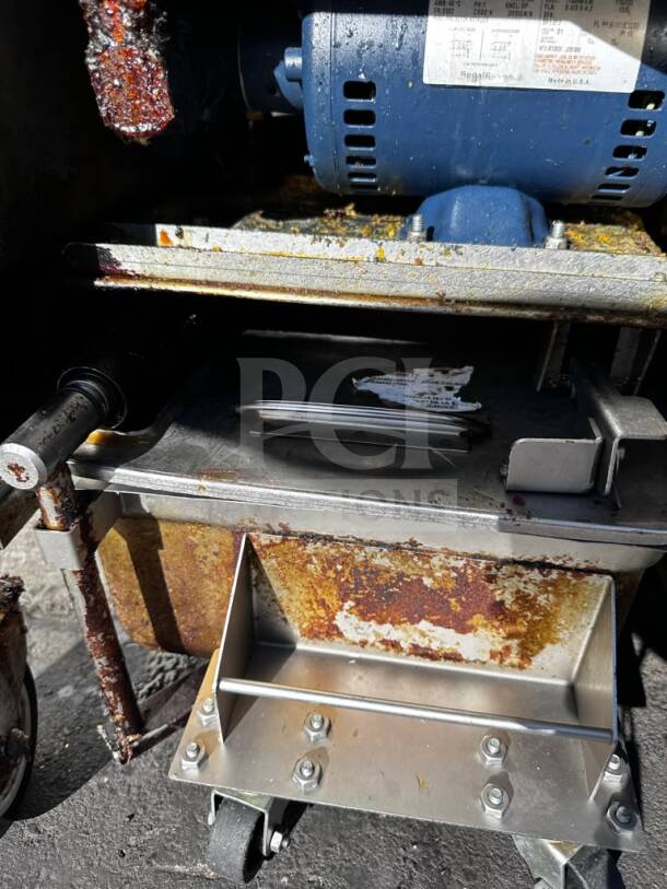 Henny Penny EEG242.0_NAT Evolution Elite® 2-Well Gas Fryer, 60 lb capacity, visible rust, partly exposed motor, ENERGY STAR® rated.