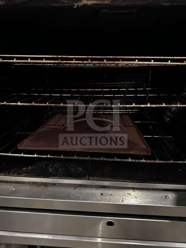 U.S. Range Sunfire SDG-1 commercial gas convection oven interior, single deck, in exceptional condition, fully operational.
