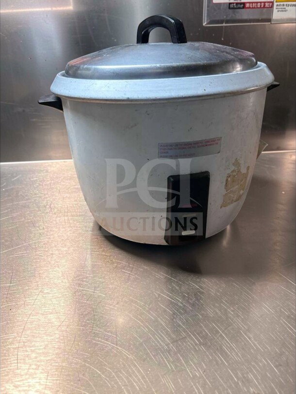 Thunder Group SEJ-50000 commercial rice cooker, large capacity, white, with lid. NSF & UL listed, fully tested, operational.