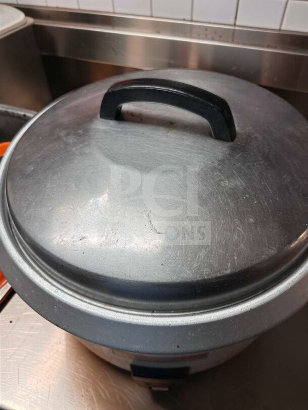Thunder Group SEJ-50000 commercial rice cooker in outstanding condition, large capacity, 120V, NSF & UL listed, fully tested.